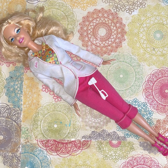 Barbie Vintage Bundle of 5 Dolls with Extra Clothes and Accessories - Picture 5 of 7